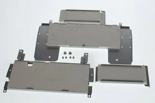 Bosch Metallplatten in verschiedenen Formen und Größen, die zusammen mit Schrauben auf einem weißen Hintergrund angeordnet sind.